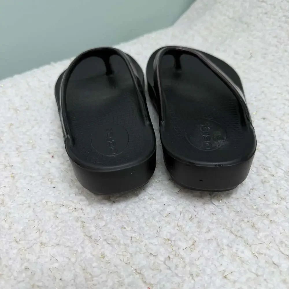 OOFOS Women's OOlala Luxe Recovery Sandal Metallic Black Purple Size W6
